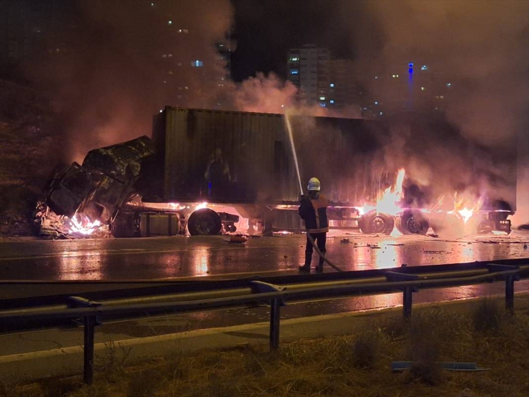 Çarpışan TIR’larda patlama oldu, yangın çıktı: 1 ölü, 1 yaralı 10